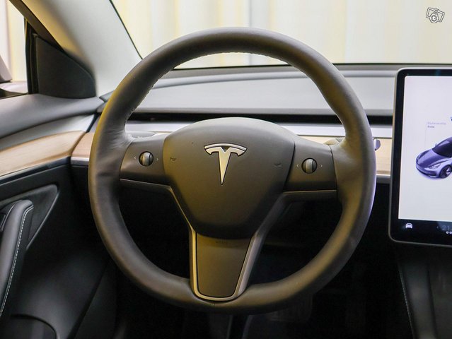 Tesla Model 3 4