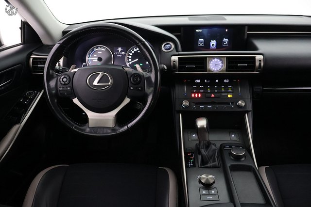 Lexus IS 17