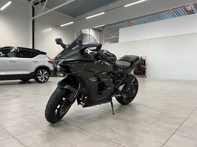 Kawasaki Ninja H2 SX 1