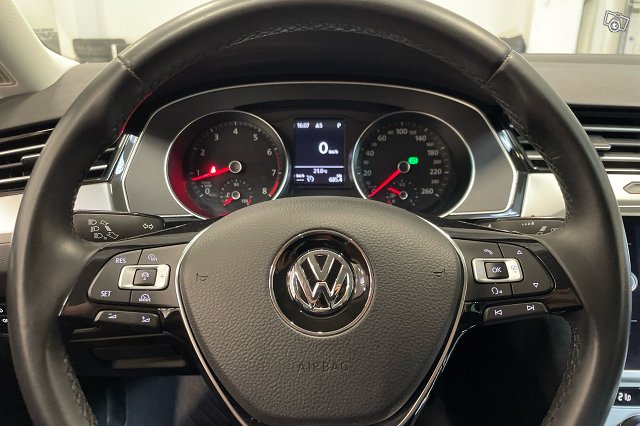 VOLKSWAGEN Passat 17