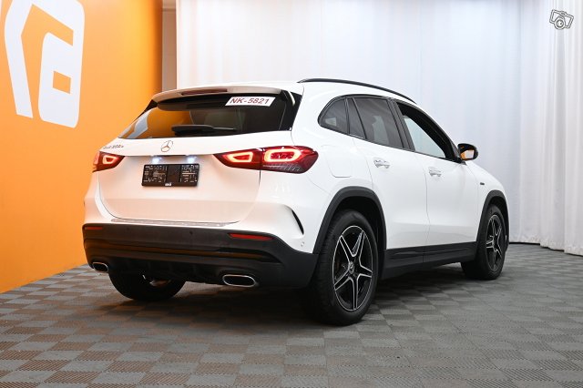 Mercedes-Benz GLA 7