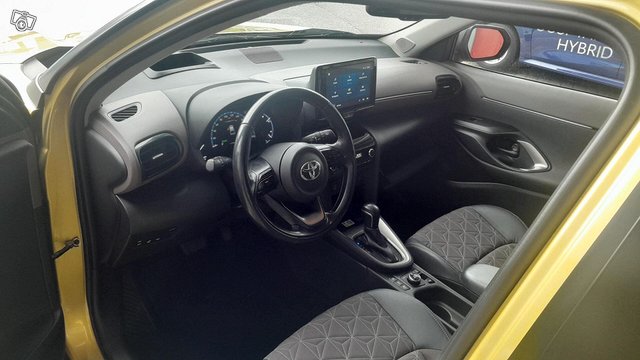 Toyota Yaris Cross 4