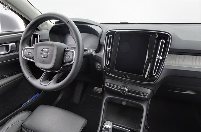 VOLVO XC40 10