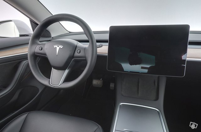 Tesla Model 3 11