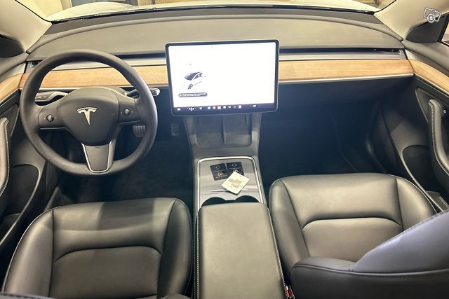 TESLA MODEL 3 8