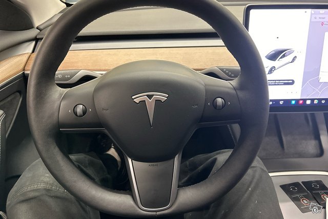 TESLA MODEL 3 13