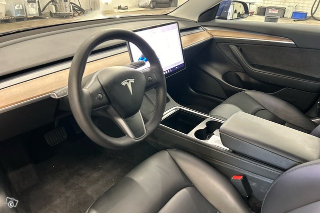 TESLA MODEL 3 9