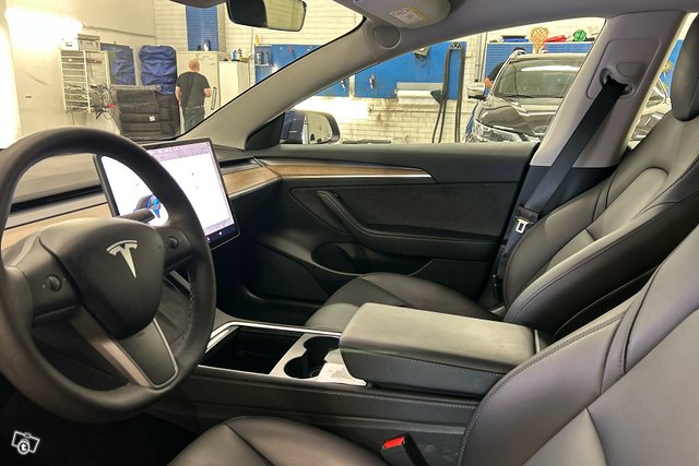 TESLA MODEL 3 10