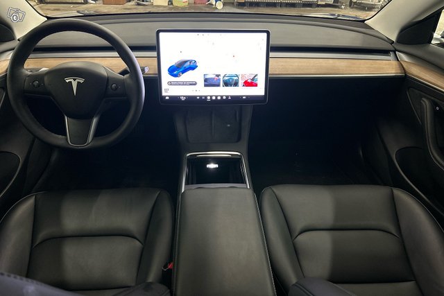 TESLA MODEL 3 18