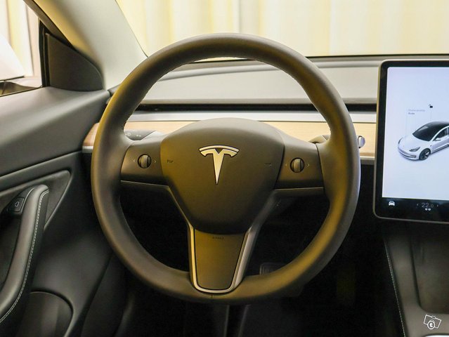 Tesla Model 3 4