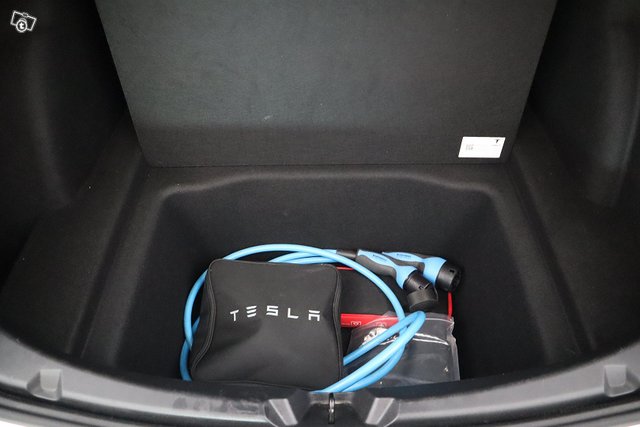 TESLA Model 3 13