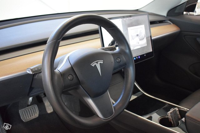 Tesla Model 3 4