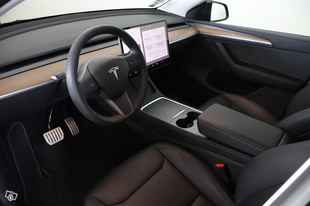 TESLA MODEL Y 11