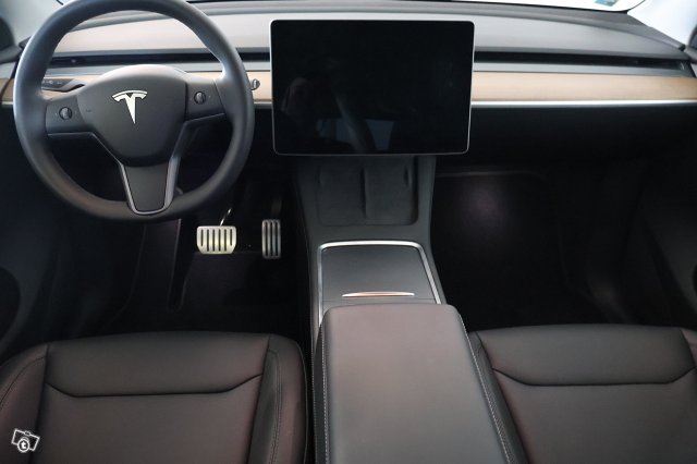 TESLA MODEL Y 13