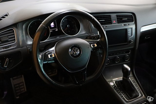 Volkswagen Golf 11