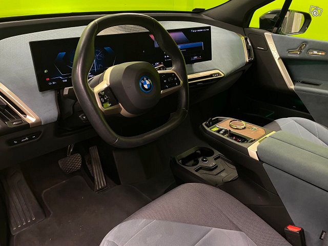 BMW IX 8