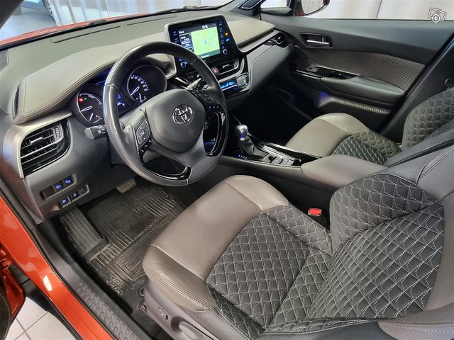 TOYOTA C-HR 8