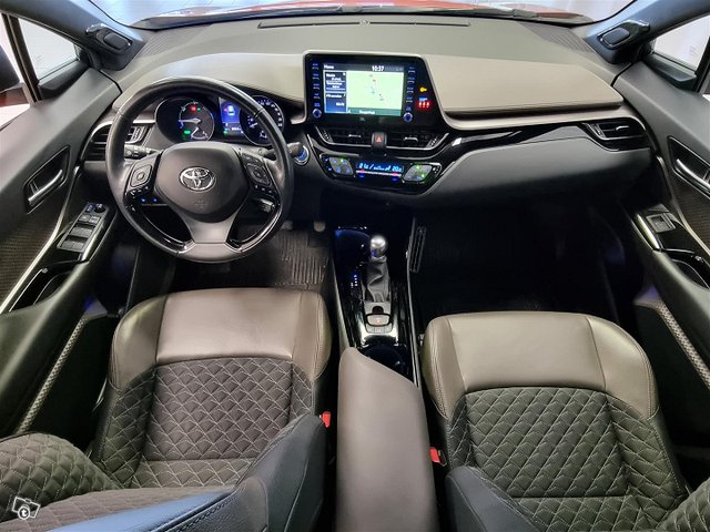 TOYOTA C-HR 12