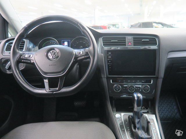 VOLKSWAGEN Golf 17