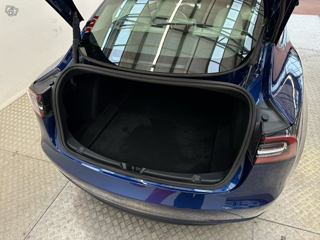 Tesla Model 3 7