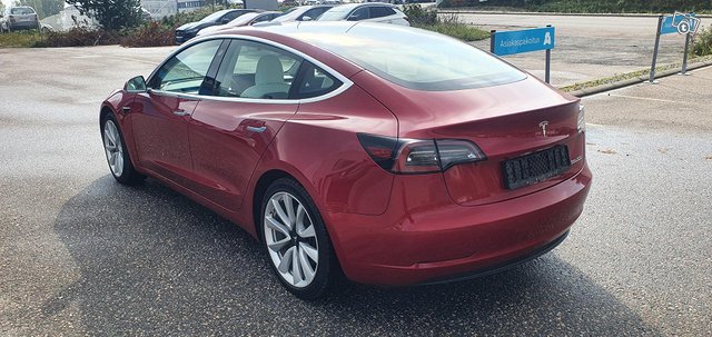 Tesla Model 3 5