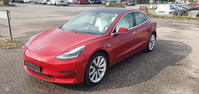 Tesla Model 3 11