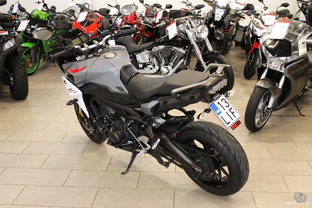 Yamaha MT-09 13