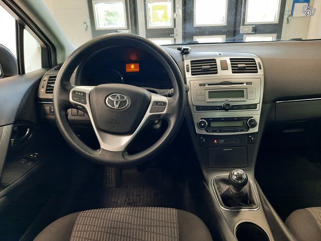 TOYOTA AVENSIS 8