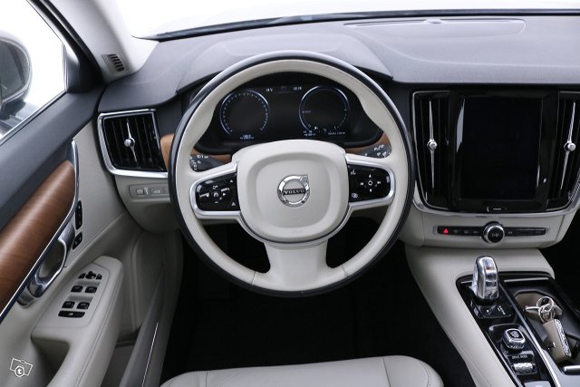 VOLVO V90 13