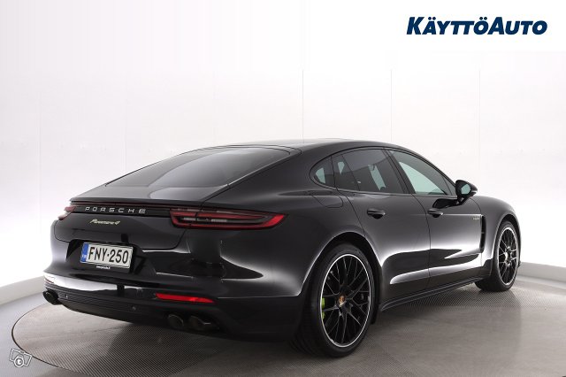 PORSCHE Panamera 4