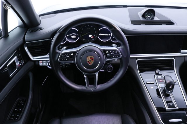 PORSCHE Panamera 13