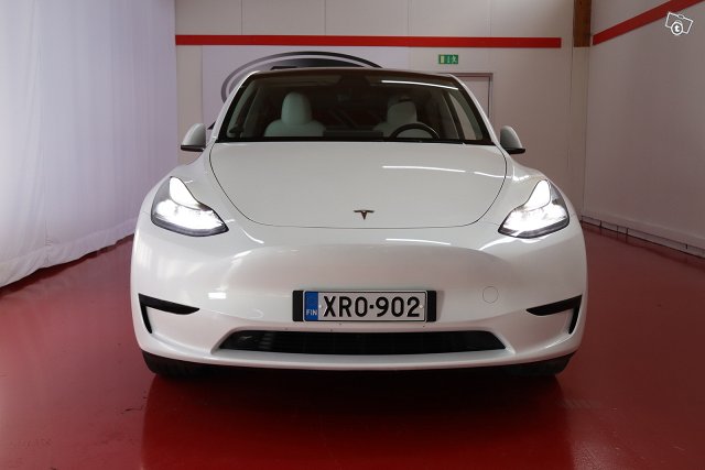 Tesla Model Y 2