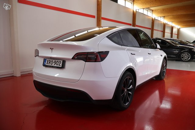 Tesla Model Y 4