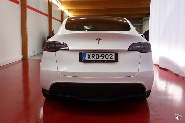 Tesla Model Y 5