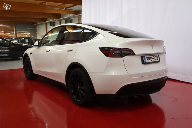 Tesla Model Y 6