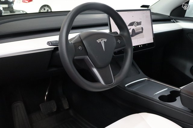 Tesla Model Y 8