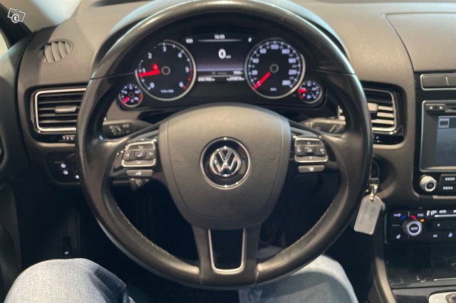 VOLKSWAGEN TOUAREG 12