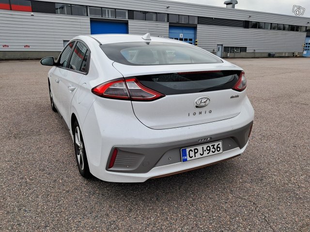 Hyundai IONIQ Electric 3