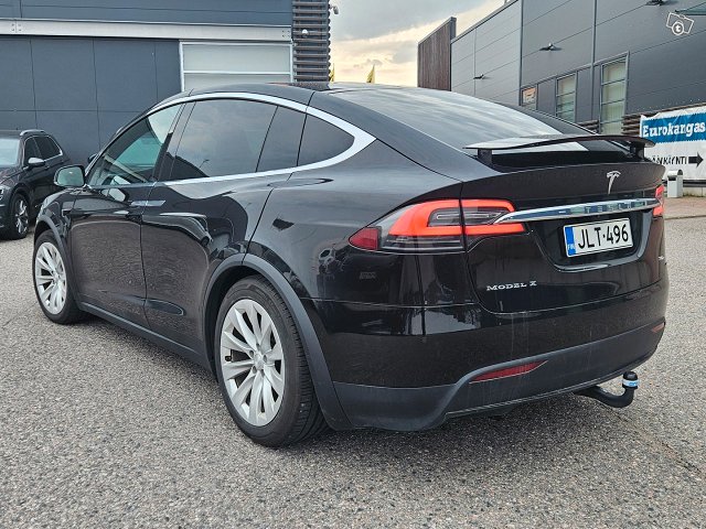 Tesla Model X 2