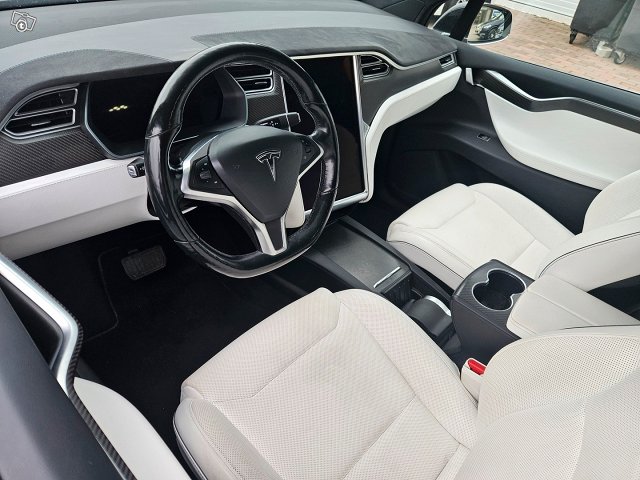 Tesla Model X 3