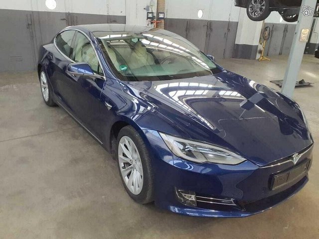 Tesla Model S 8