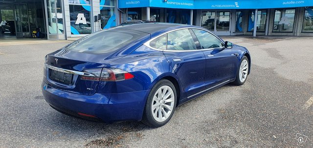 Tesla Model S 11