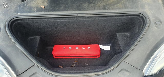 Tesla Model S 4