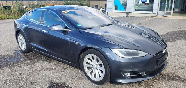 Tesla Model S 9