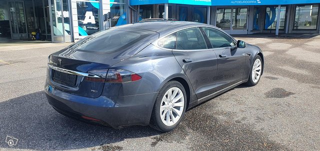 Tesla Model S 11