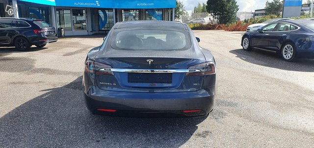 Tesla Model S 12