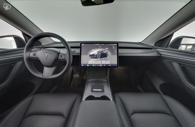 TESLA Model Y 8