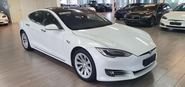 Tesla Model S 9