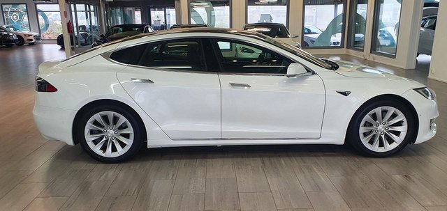 Tesla Model S 10