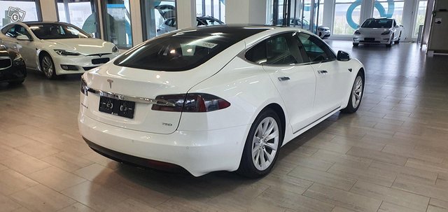 Tesla Model S 11